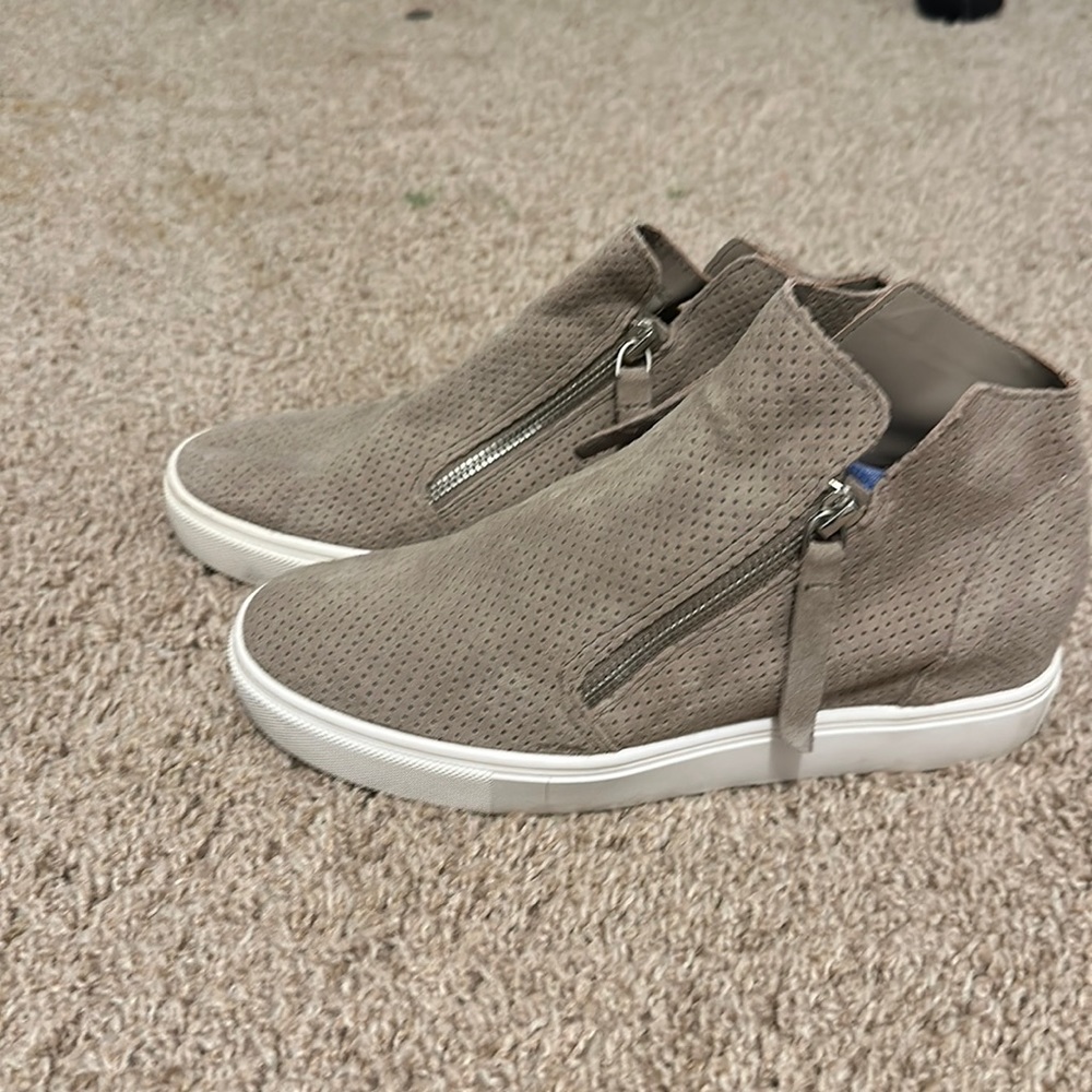 Women’s size 8 Steve Madden shoes.
